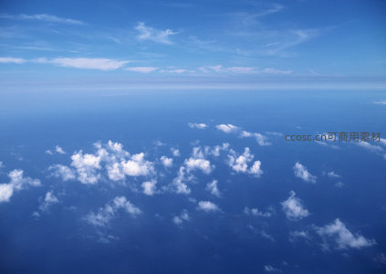 高空俯瞰，云朵如絮铺碧空