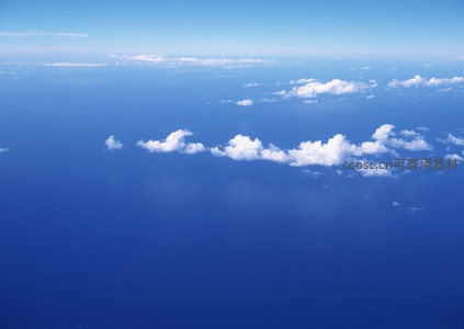 蔚蓝苍穹，一串云朵似珍珠