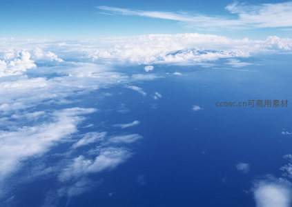 高空俯瞰云海与蔚蓝海洋的壮丽景象