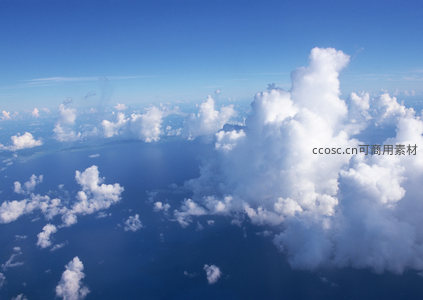 巨大积云悬浮于碧海之上的震撼航拍