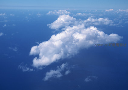 单朵云彩悠然飘浮于无垠蓝海之上