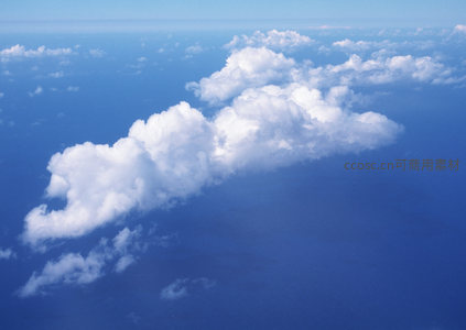 延绵云带横跨天际的高空壮美景观