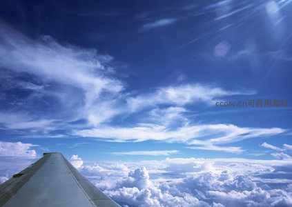 飞机舷窗外的蓝天白云