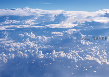 高空云层如雪原般延展