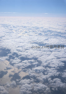 高空俯瞰云海，蓝天白云如画卷铺展