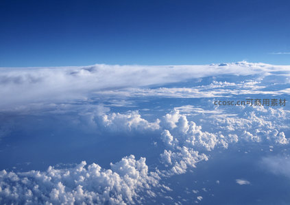 穿越云层拥抱蔚蓝天空