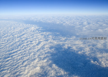 云端漫步，感受云海无边的自由与辽阔