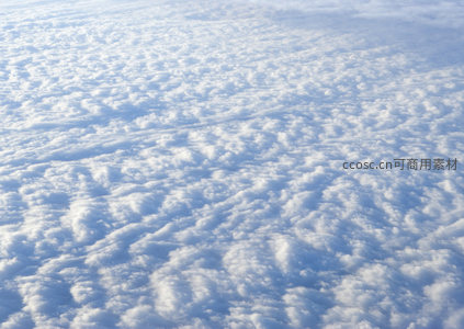 高空俯瞰云海，洁白如絮铺满天际