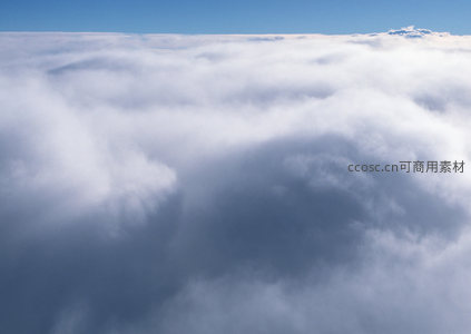 穿云破雾，俯视浩瀚云层如浪涌动