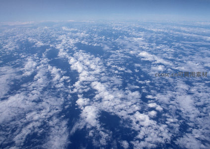 万里晴空下，朵朵白云点缀蔚蓝天幕