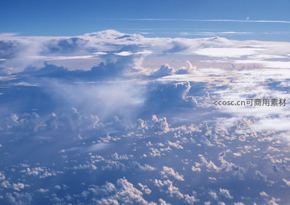 云隙透光，霞光洒向辽阔云原