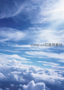 高空俯瞰云海，阳光穿透蔚蓝天空