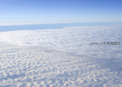 云层之上，纯净蓝天与绵延云海