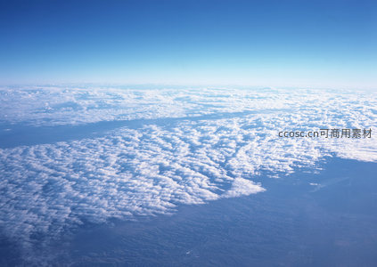 云端漫步，俯视大地与浩瀚云海