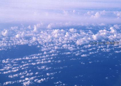 高空俯瞰云海，蓝天如洗