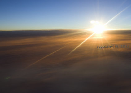 云端之上日出时分，阳光划破天际线