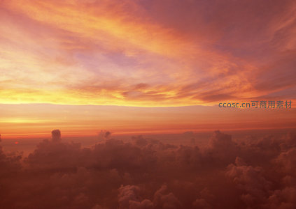 绚丽晚霞铺满天际，云朵如火焰般燃烧