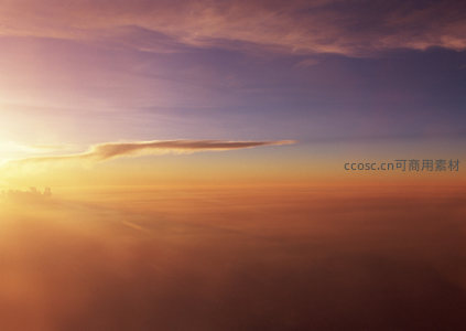 日出时分金色霞光穿透云层