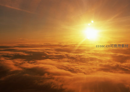 金色阳光倾泻云海，如梦似幻的空中仙境