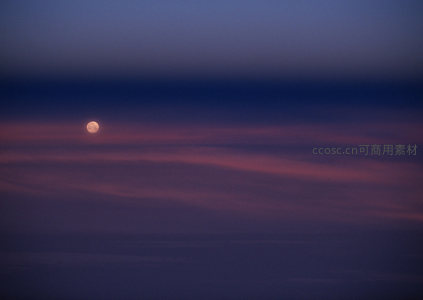 满月悬于粉紫云层之上夜空