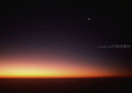 新月高挂夜空地平线染橙红