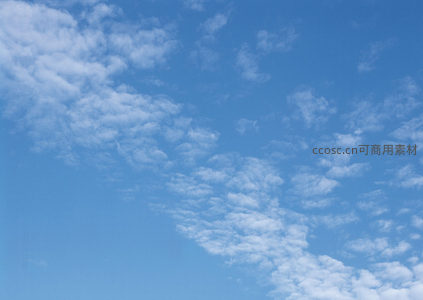 疏朗云絮，点缀晴空的温柔笔触