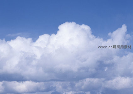 蓬松积云堆叠如山，蓝天下的梦幻云海