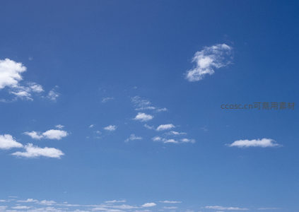 晴空万里，朵朵白云悠然飘浮