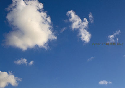 大朵白云映衬深蓝天空，壮丽自然画卷