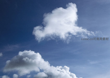 云朵如絮舞蓝天，诗意盎然景致