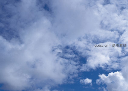 云海翻涌遮半空，梦幻蓝白交织景