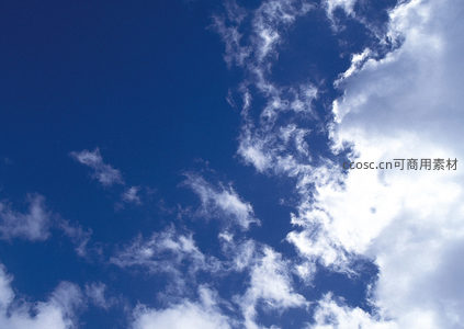 蔚蓝天空中飘浮的洁白云朵
