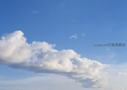 大片积云横贯蔚蓝天际线