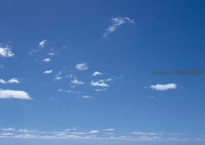 高远蓝天点缀着零星小云