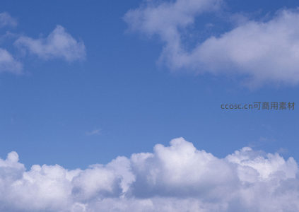 低空蓬松云团托起晴朗蓝天