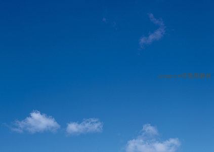 碧空如洗，几缕闲云