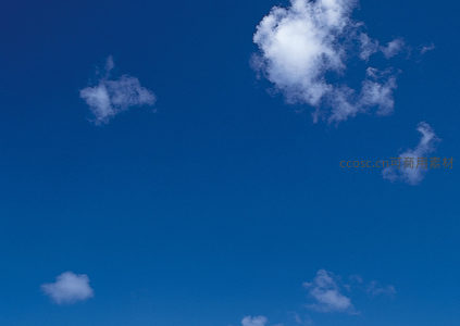 深蓝背景下零星点缀的云团