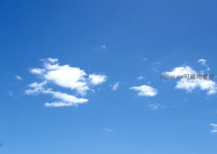 晴空万里，朵朵白云悠然飘浮