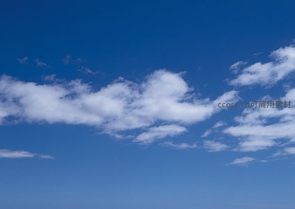 蔚蓝天幕下，云层轻盈舒展
