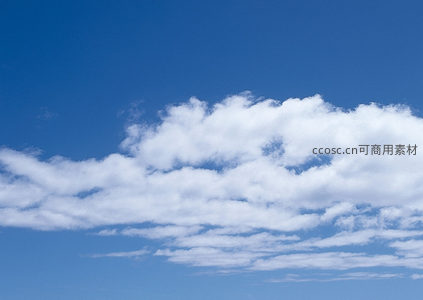 大片积云铺展于澄澈蓝天之上