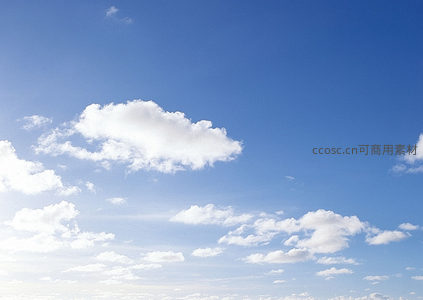 阳光洒落，单朵云彩如棉花糖般柔软