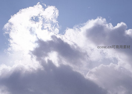 云层翻涌，光影交错如画