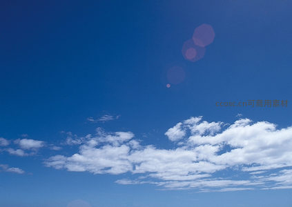阳光洒落，蓝天云朵伴光晕