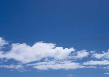 纯净蓝天，云朵轻盈飘逸