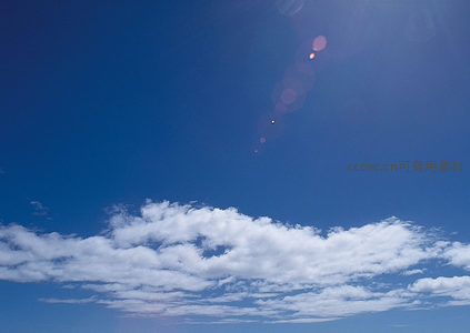 日光倾城，云海映衬蔚蓝天幕