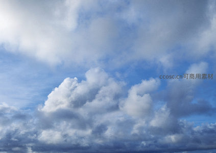风云变幻，蓝天下翻涌的云团景象