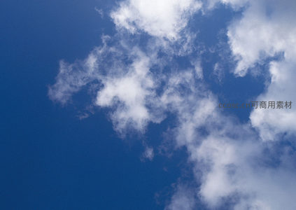 纯净深蓝天空与轻盈云絮
