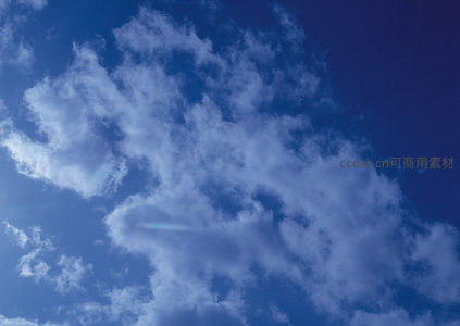 云海翻涌于碧空之下