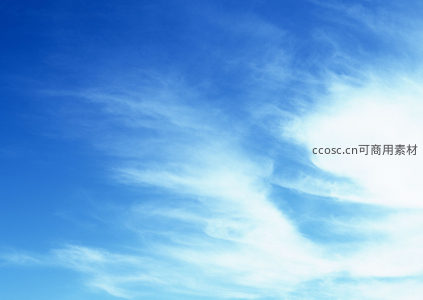 轻盈卷云划过蔚蓝天幕