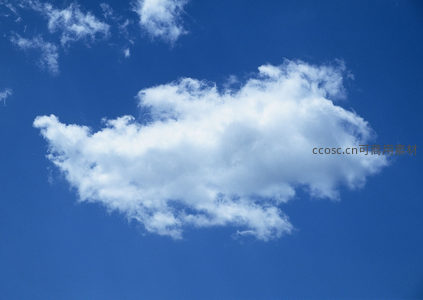 纯净蓝天中一朵蓬松白云